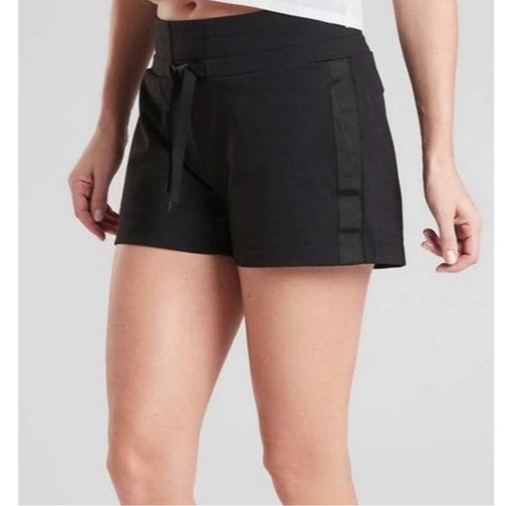 Athleta Modern Metro Shorts Size M 4 in inseam